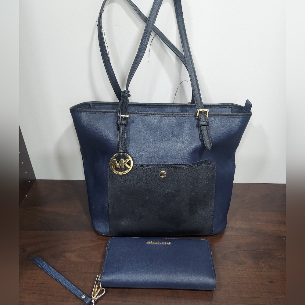 Michael kors purse and matching wallet